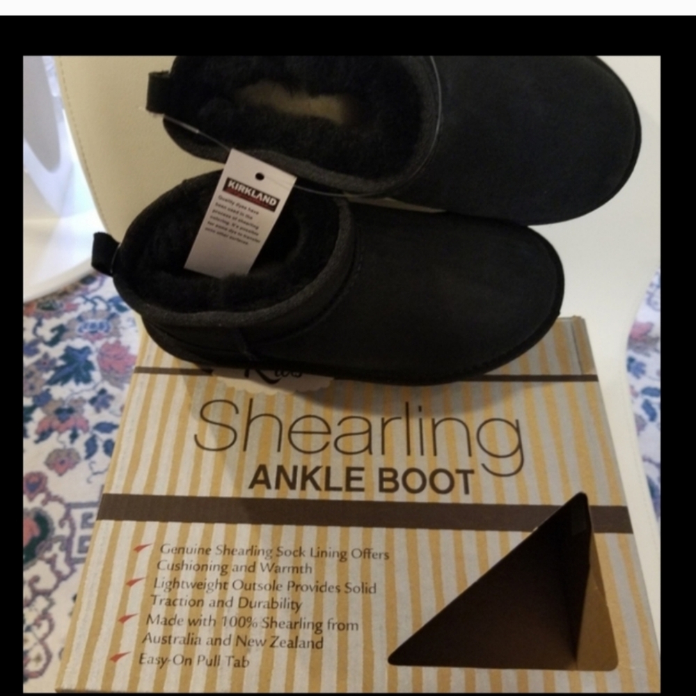 Kirkland Signature Black Shearling Ankle Youth Boot size 3 youth girl e…